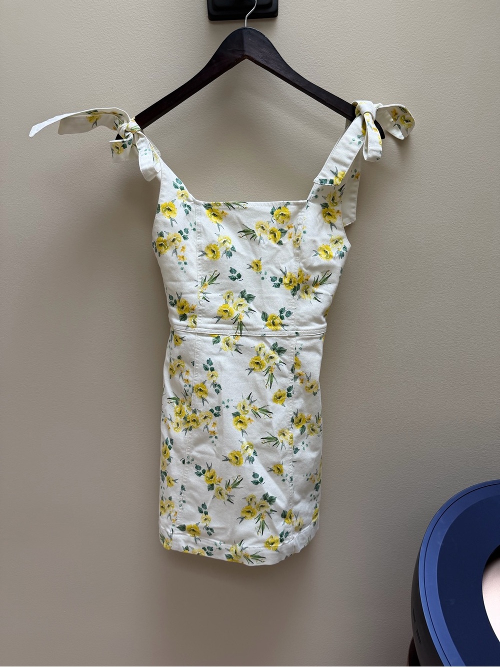 Alice + Olivia size 2 White Cotton Top with Logo Tag